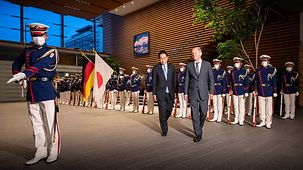 Bundeskanzler Olaf Scholz mit Fumio Kishida, Japans Ministerpräsident, bei der Begrüßung mit militärischen Ehren.