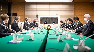 Bundeskanzler Olaf Scholz im Gespräch mit Fumio Kishida, Japans Ministerpräsident.