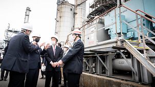 Le chancelier fédéral Olaf Scholz lors de la visite de la raffinerie Toa Keihin