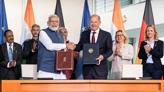 Bundeskanzler Scholz und der indische Premierminister Modi nach der Unterzeichnung einer gemeinsamen Absichtserklärung über eine Partnerschaft für grüne und nachhaltige Entwicklung.