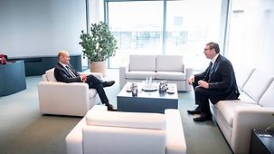 Bundeskanzler Olaf Scholz unterhält sich mit Aleksandar Vucic, Serbiens Präsidenten.