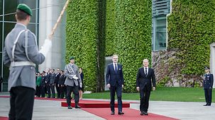 Bundeskanzler Olaf Scholz empfängt Petr Fiala, Tschechiens Ministerpräsident, mit militärischen Ehren.
