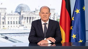 Bundeskanzler Olaf Scholz vor Beginn einer TV-Ansprache.