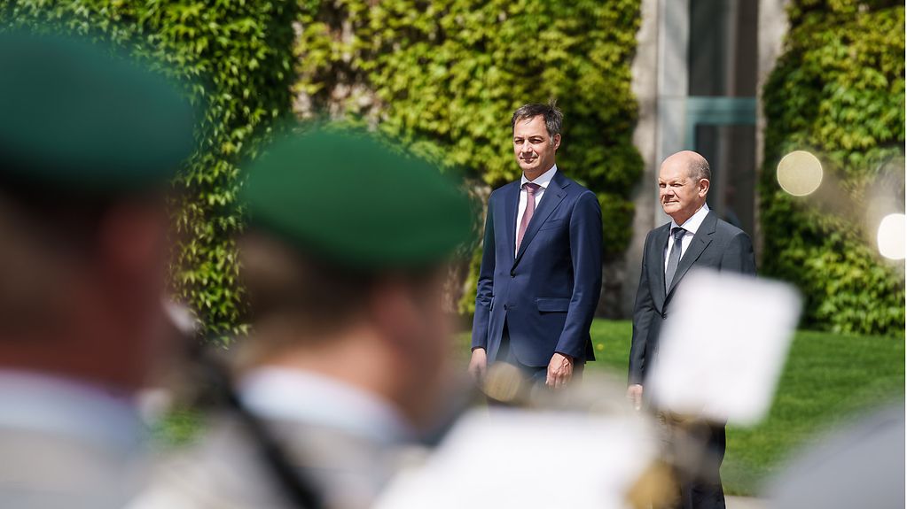 Bundeskanzler Olaf Scholz empfängt Alexander De Croo, Belgiens Premierminister, mit militärischen Ehren.