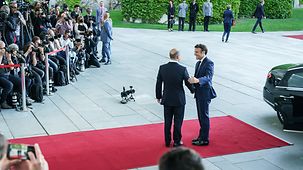 Bundeskanzler Olaf Scholz empfängt Emmanuel Macron, Frankreichs Präsident.
