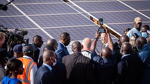 Bundeskanzler Olaf Scholz mit Macky Sall, Präsident des Senegal, bei der Einweihung einer Erweiterung des Solarkraftwerks DIASS.