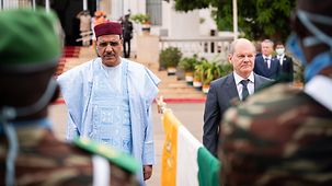 Bundeskanzler Olaf Scholz wird vom Präsidenten von Niger, Mohamed Bazoum, begrüßt.