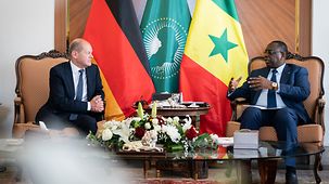 Bundeskanzler Olaf Scholz im GEspräch mit Macky Sall, Präsident des Senegal.