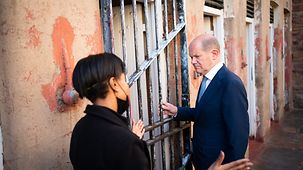 Bundeskanzler Scholz beim Besuch des ehemaligen Gefängnisses "Number 4" in Johannesburg