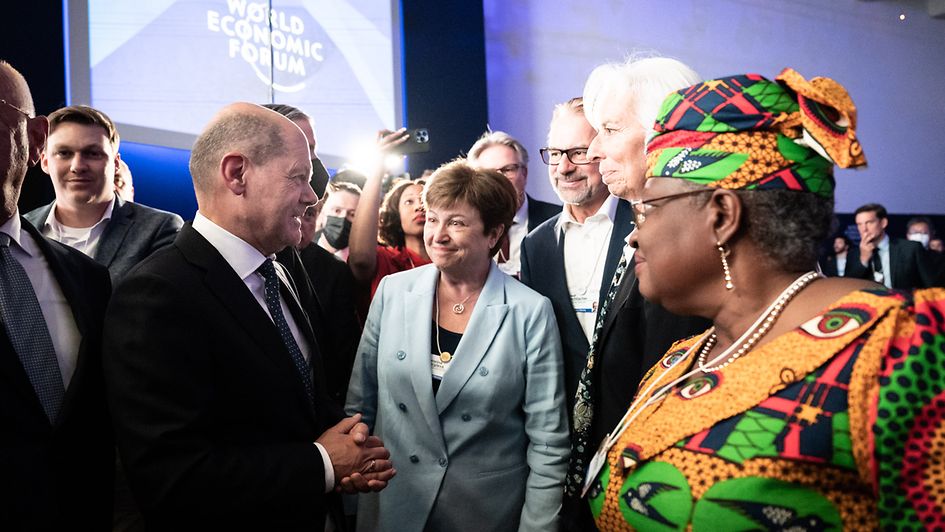 Bundeskanzler Olaf Scholz beim Weltwirtschaftsforum in Davos im Gespräch mit Kristalina Georgiewa, Direktorin des IWF, Christine Lagarde, Präsidentin der EZB, und Ngozi Okonjo-Iweala, Generaldirektorin der WTO.