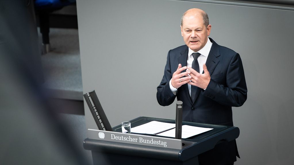 Federal Chancellor Olaf Scholz speaks at the podium in the Bundestag.