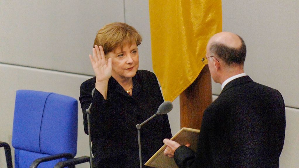 Angela Merkel bei ihrer ersten Vereidigung als Bundeskanzlerin 2005.