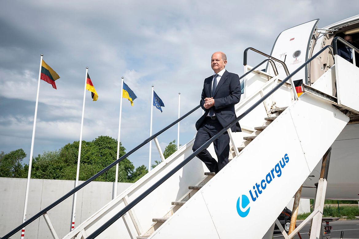 Bundeskanzler Olaf Scholz geht bei der Ankunft auf dem Flughafen in Litauen die Gangway hinunter.