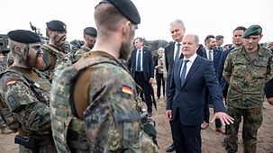Bundeskanzler Olaf Scholz im Gespräch mit Soldaten.