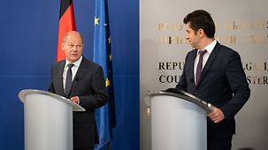 Bundeskanzler Olaf Scholz spricht neben Kiril Petkow, Bulgariens Ministerpräsident, bei gemeinsamer Pressekonfrenz.