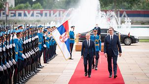 Réception avec les honneurs militaires du chancelier fédéral Olaf Scholz et du président serbe Aleksandar Vučić