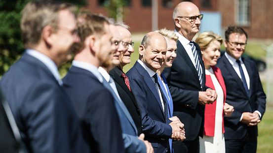 Gruppenfoto der Regierungschefs der ostdeutschen Bundesländer.