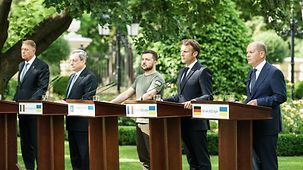 Bundeskanzler Olaf Scholz spricht auf der abschließenden Pressekonferenz neben Klaus Johannis, Mario Draghi, Wolodymyr Selensky und Emmanuel Macron.