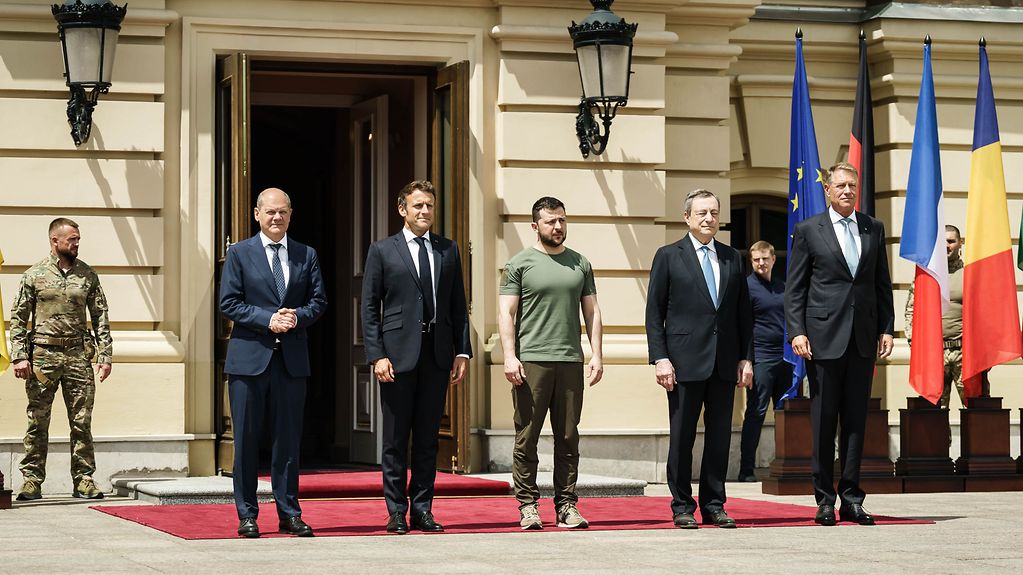 Federal Chancellor Olaf Scholz, Emmanuel Macron, President of France, Volodymyr Zelensky, President of Ukraine, Mario Draghi, Prime Minister of Italy, Klaus Johannis, President of Romania.