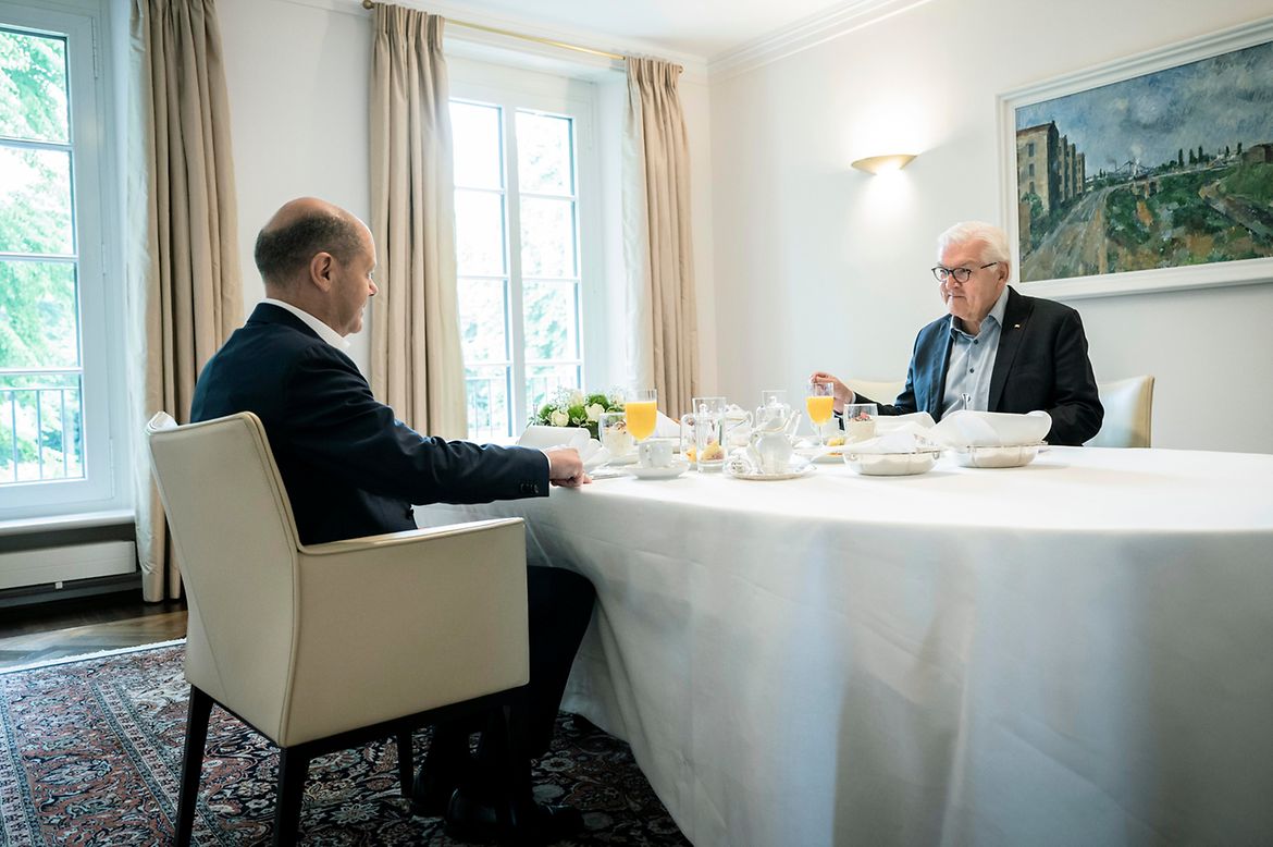 Bundeskanzler Olaf Scholz im Gespräch mit Bundespräsident Frank-Walter Steinmeier.