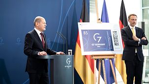 Federal Chancellor Olaf Scholz and Christian Lindner, Federal Minister of Finance, at the presentation of the special G7 Presidency postage stamp.