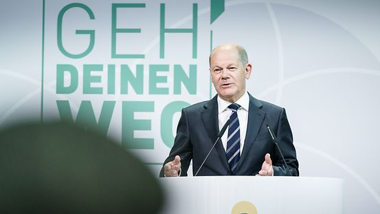 Bundeskanzler Olaf Scholz hält eine Rede bei der Deutschlandstiftung Integration