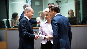 Bundeskanzler Olaf Scholz im Gespräch mit Ursula von der Leyen, Präsidentin der Europäischen Kommission, und Emmanuel Macron, Frankreichs Präsident.