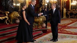 Der spanische König Felipe VI. und Königin Letizia begrüßen Bundeskanzler Scholz im Thronsaal des Königlichen Palastes in Madrid.