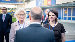 Bundeskanzler Scholz mit Verteidigungsministerin Lambrecht und Außenministerin Baerbock beim NATO-Gipfel.