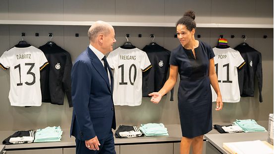 Bundeskanzler Olaf Scholz während des Besuchs beim DFB in der Frauenumkleide mit Célia Šašić,Vizepräsidentin des Deutschen Fußball-Bundes für Diversität und Vielfalt. 