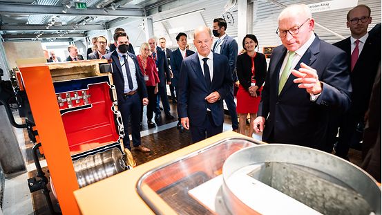 Bundeskanzler Olaf Scholz besichtigt das Werk des Wärmepumpenherstellers Viessmann.
