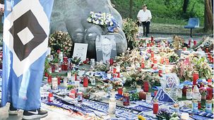  Trauerbekundungen für Uwe Seeler an der Skulptur im Volksparkstadion.