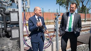 Federal Chancellor Olaf Scholz next to Joachim Kreysing on a visit to the industrial park Höchst.