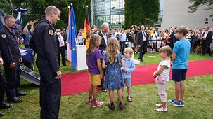 Bundeskanzler Olaf Scholz mit Kindern beim Tag der offenen Tür.