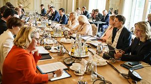 Bundesministerinnen und Bundesminister im Gespräch am Rande der Kabinettklausur auf Schloss Meseberg