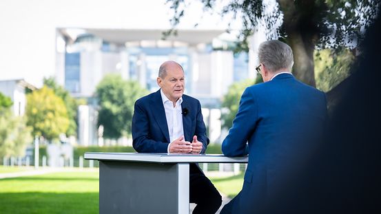 Bundeskanzler Olaf Scholz im Gespräch mit dem ZDF