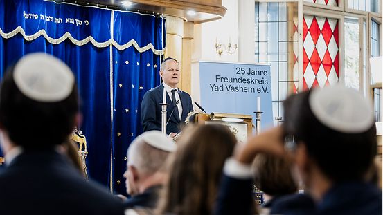 Bundeskanzler Olaf Scholz spricht bei der Gedenkveranstaltung „25 Jahre Freundeskreis Yad Vashem in Deutschland".