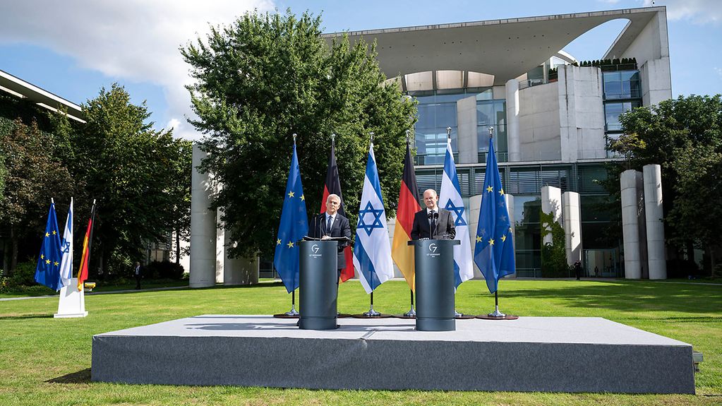 Federal Chancellor Olaf Scholz and Israel’s Prime Minister Jair Lapid at a joint press conference.