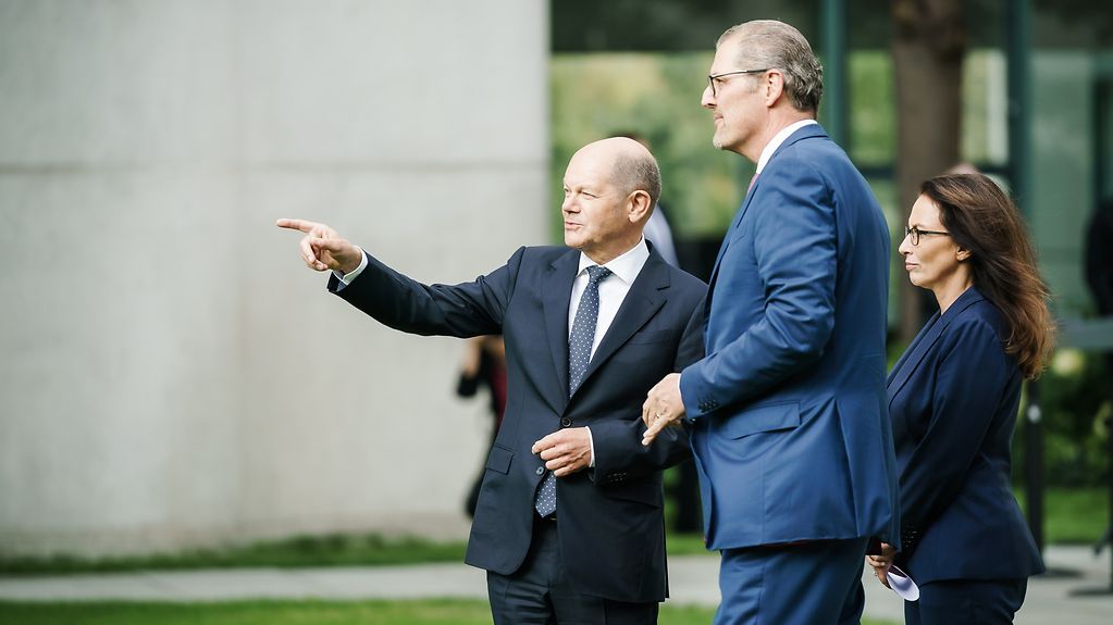 Federal Chancellor Scholz, DGB Chairperson Fahimi and BDA President Dulger in the garden of the Chancellery