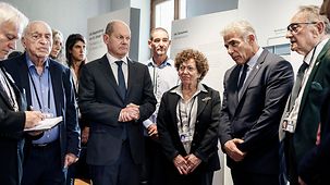 Bundeskanzler Olaf Scholz mit Jair Lapid, Israels Premierminister, im Haus der Wannseekonferenz mit Überlebenden des Holocaust.