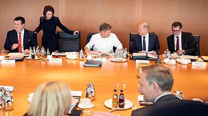 Bundeskanzler Olaf Scholz im Gespräch vor Beginn einer Kabinettsitzung.