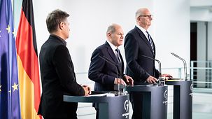 Bundeskanzler Olaf Scholz, Robert Habeck, Bundesminister für Wirtschaft und Klimaschutz, und Dietmar Woidke, Brandenburgs Ministerpräsident, bei einem Pressestatement.