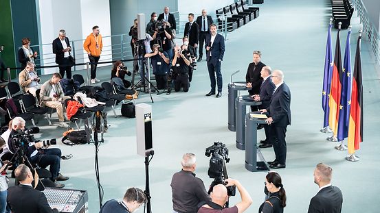 Bundeskanzler Olaf Scholz, Robert Habeck, Bundesminister für Wirtschaft und Klimaschutz, und Dietmar Woidke, Brandenburgs Ministerpräsident, bei einem Pressestatement.