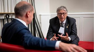 Bundeskanzler Olaf Scholz im Gespräch mit Bill Gates.