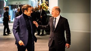Bundeskanzler Olaf Scholz im Gespräch mit Emmanuel Macron, Frankreichs Präsident.