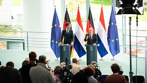 Bundeskanzler Olaf Scholz und Mark Rutte, Ministerpräsident der Niederlande, bei einer Pressekonferenz zum deutsch-niederländischen Klimakabinetts.