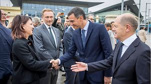 Pedro Sanchez, Spaniens Ministerpräsident, begrüßt neben Bundeskanzler Olaf Scholz Annalena Baerbock, Bundesministerin des Außenwärtigen, bei den spanisch-deutschen Regierungskonsultationen.