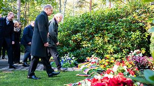 Foto zeigt Bundeskanzler Scholz am Grab von Willy Brandt
