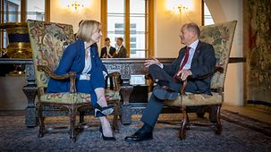 Federal Chancellor Olaf Scholz in conversation with British Prime Minister Liz Truss.