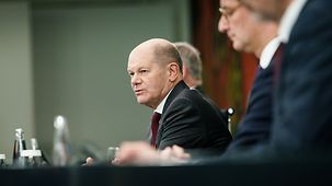 Federal Chancellor Olaf Scholz at a press conference following talks with the state premiers.